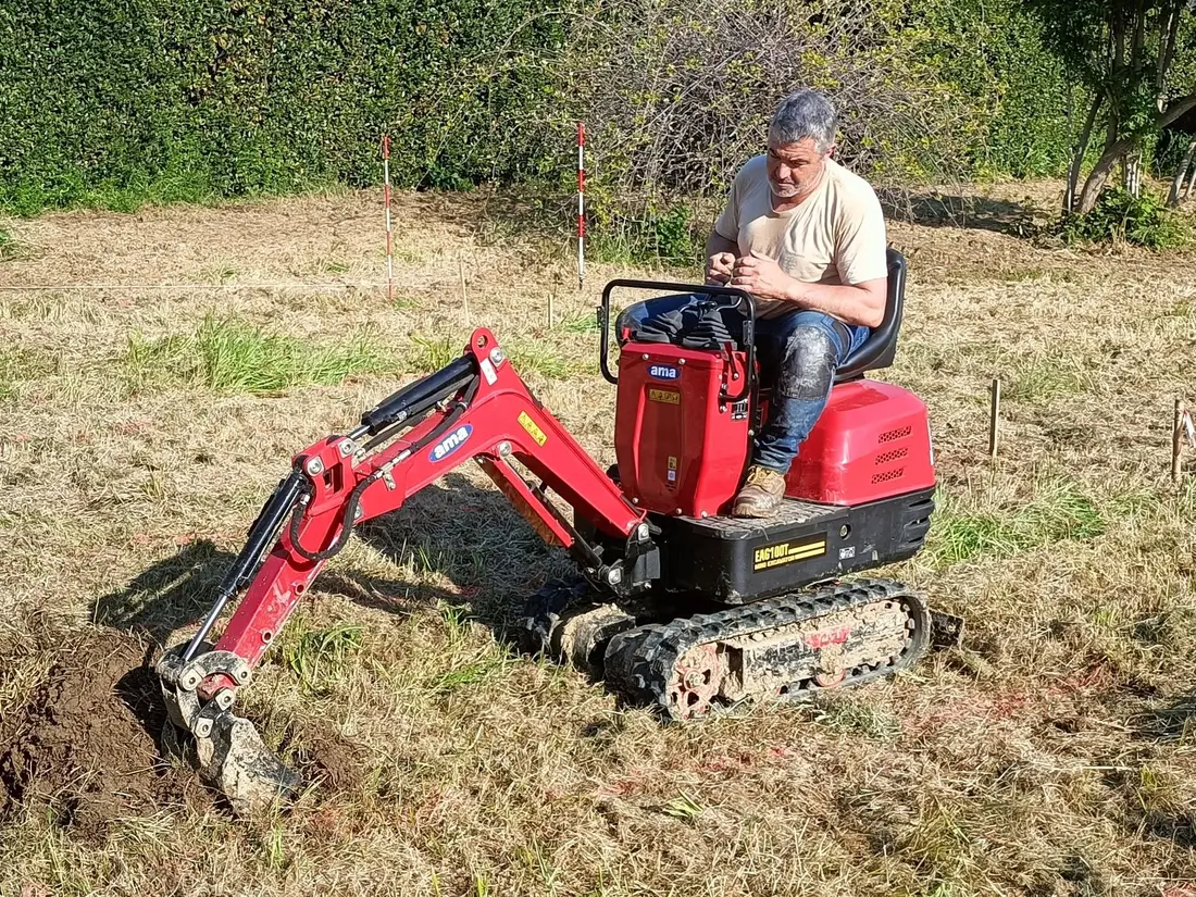 Mini escavatore al lavoro su un terreno