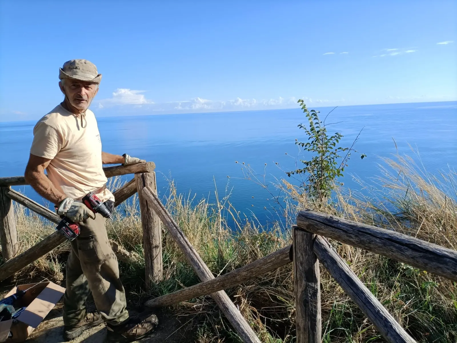 Manutenzione di un sentiero sul Monte San Bartolo